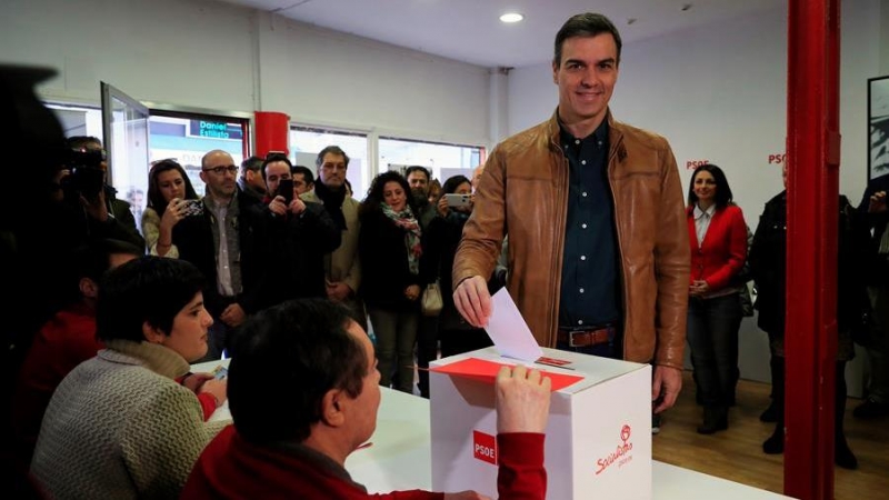 Pedro Sánchez votando en la consulta de este sábado. / EE