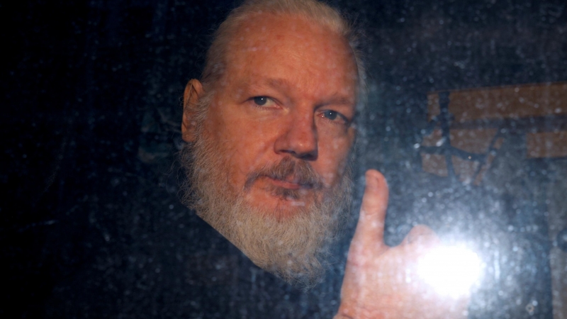 El fundador de WikiLeaks, Julian Assange, saliendo de una comisaría de Londres el pasado abril. / Reuters