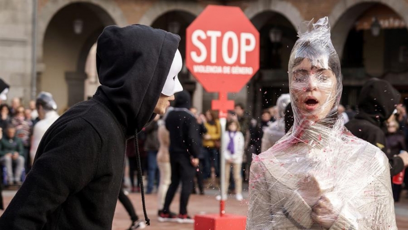 Performance en Ávila con motivo del Día Internacional de la Eliminación de la Violencia contra la Mujer./ Raúl Sanchidrián (EFE)