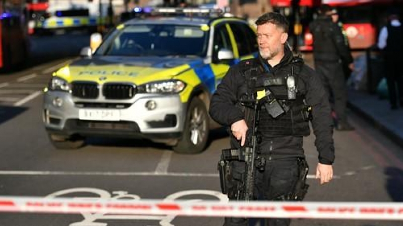 Un agente de la Policía con un arma vigila en el Puente de Londres tras un apuñalamiento con heridos. EP/Dominic Lipinski