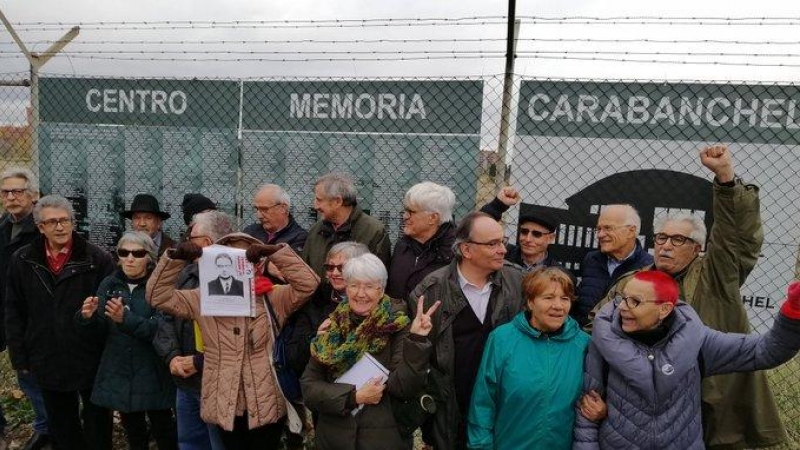 Ex presos y presas de la dictadura franquista frente al Memorial alternativo instalada frente a la antigua cárcel de Carabanchel.- TWITTER FORO POR LA MEMORIA