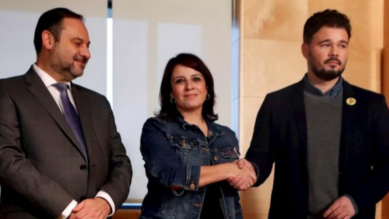 El secretari d'Organització del PSOE, José Luis Ábalos, al costat de la portaveu parlamentària socialista, Adriana Lastra, i el portaveu d'ERC al Congrés, Gabriel Rufián, aquest dijous, durant la reunió entre els equips negociadors del PSOE i ERC per apla