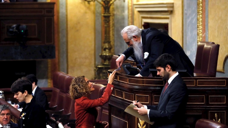 03/12/2019.- La diputada socialista, Meritxell Batet (i), durante la votación a la Presidencia del Congreso junto al presidente de la Mesa de Edad, el diputado Agustín Zamarrón (d) durante la sesión constitutiva de la Cámara Baja. La diputada socialista