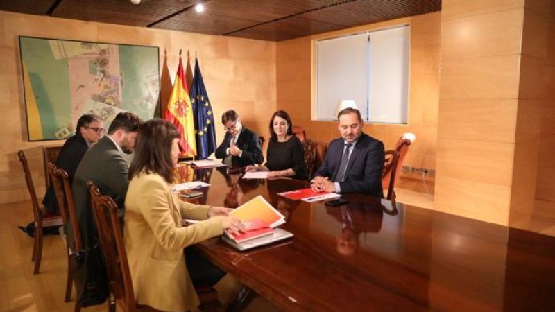 Imagen de la reunión de las delegaciones de PSOE y de ERC, en la negociación de un posible acuerdo para la investidura de Pedro Sánchez.