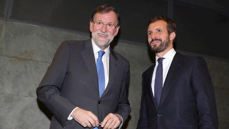 El expresidente del gobierno Mariano Rajoy (i) junto al líder del PP, Pablo Casado, durante la presentación del libro 'Una España mejor', de Mariano Rajoy en la Fundación Rafael del Pino (Madrid). EFE/JuanJo Martín