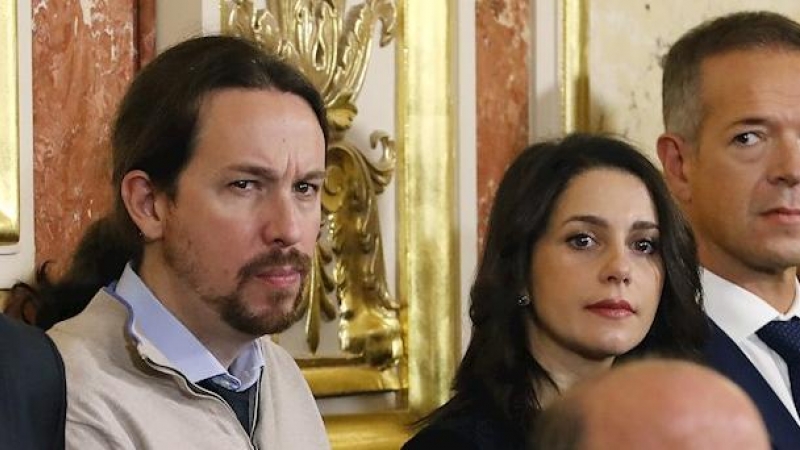 El líder de Podemos, Pablo Iglesias, entre el diputado de Vox Iván Espinosa de los Monteros, y la líder de Ciudadanos, Inés Arrimadas, en el Congreso de los Diputados en la celebración del 41 aniversario de la Constitución. EFE/Ballesteros