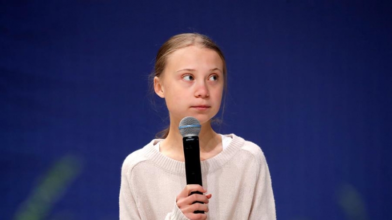 La joven activista medioambiental sueca Greta Thunberg (c), da un discurso durante su participación en un encuentro con científicos para concienciar a los ciudadanos sobre la emergencia climática desde los argumento de la ciencia, este martes, en el ámbit