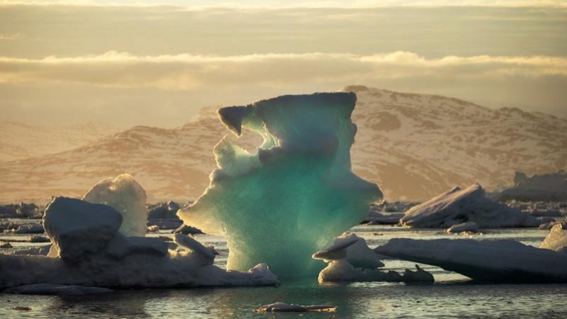 Un iceberg flota en un fiordo cerca de la localidad de Tasiilaq, en Groenlandia. (LUCAS JACKSON | EFE)