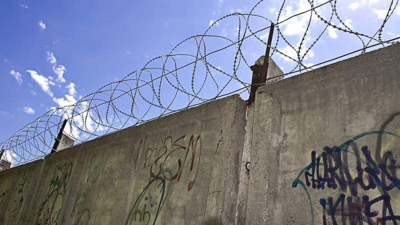 Imagen de archivo del muro de una cárcel en EEUU.