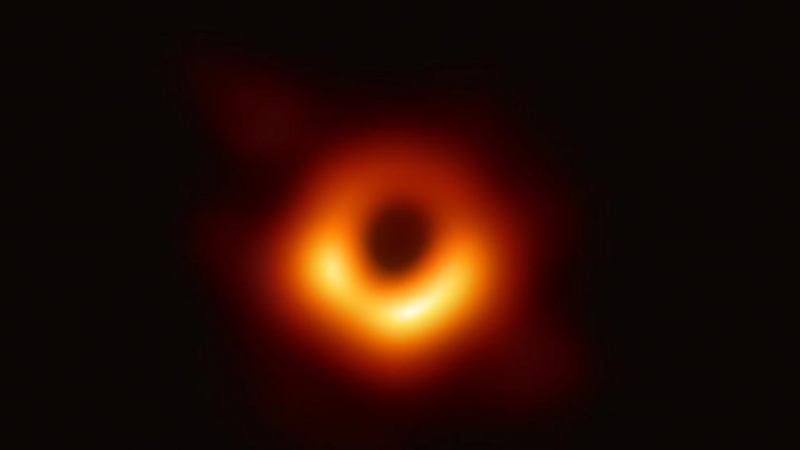 El Event Horizon Telescope dio a conocer esta primera imagen directa de un agujero negro y su horizonte de eventos en abril.  ETH Collaboration