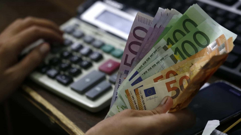 Euros en billetes y una calculadora. / EFE (archivo)