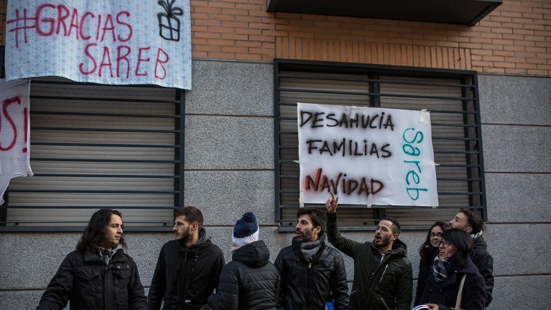 Afectados por el desahucio de la Sareb y activistas se concentran en la puerta de los pisos de la calle María Guerrero de Madrid.- JAIRO VARGAS