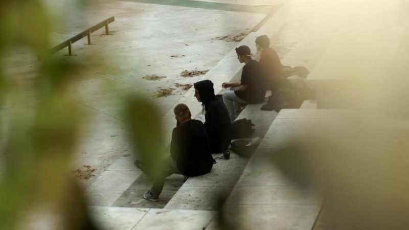 Menores migrantes junto a patinadores en el parque municipal de Isabel Clara Eugenia, en el barrio de Hortaleza.