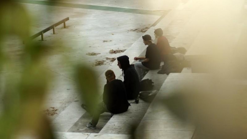 Menores migrantes junto a patinadores en el parque municipal de Isabel Clara Eugenia, en el barrio de Hortaleza.