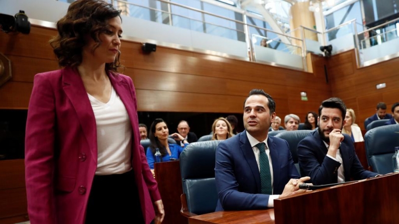 La presidenta de la Comunidad de Madrid, Isabel Díaz Ayuso,y su vicepresidente, Ignacio Aguado, en la Asamblea de Madrid, durante la sesión de investidura sin candidato. EFE/Mariscal