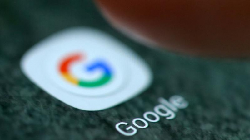 Un usuario de móvil pincha en un icono de Google en un teléfono móvil. (REUTERS)