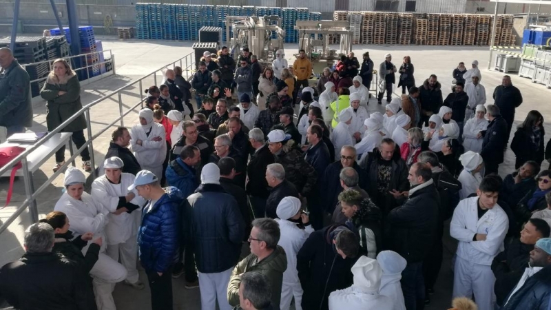 Assemblea de treballadors de l'escorxador avícola de Sada a Lleida, que aquest any ha tancat. UGT.