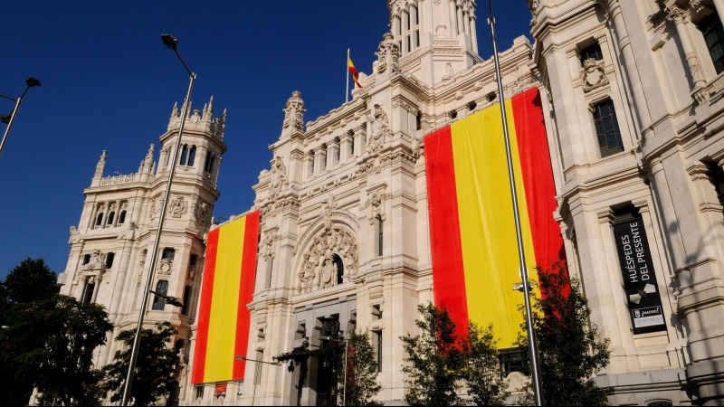 Las banderas de España ya amarillean en los balcones. Así que Madrid y  Oviedo están enviando nuevas a sus vecinos