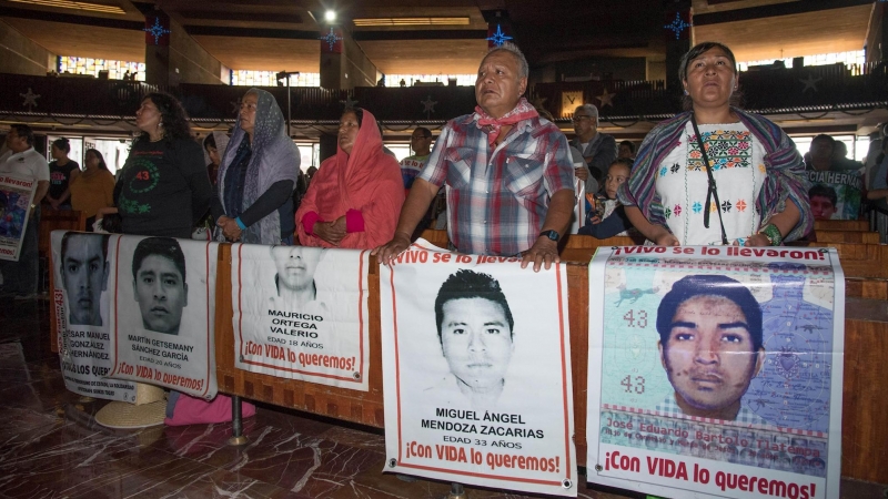 26/12/2019.- Familiares de los 43 estudiantes desaparecidos de Ayotzinapa oran por ellos este jueves en la Basílica de Guadalupe, en Ciudad de México (México). EFE/Madla Hartz