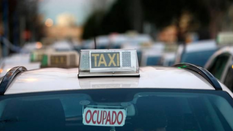 Un taxi en el centro de Madrid.-EFE