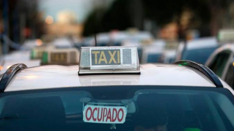 Un taxi en el centro de Madrid.-EFE