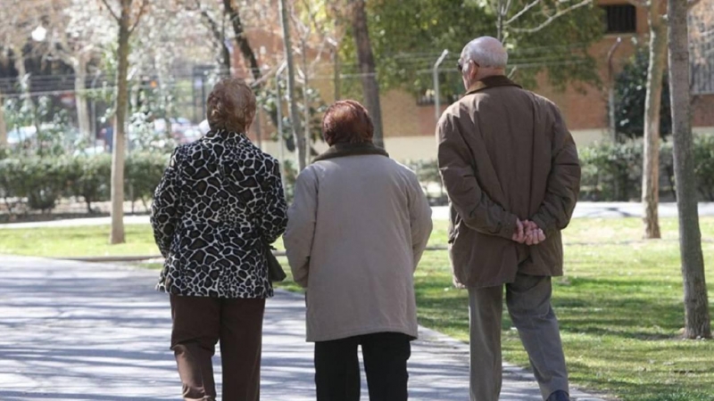 Unos pensionistas pasean por un parque en Madrid. E.P.