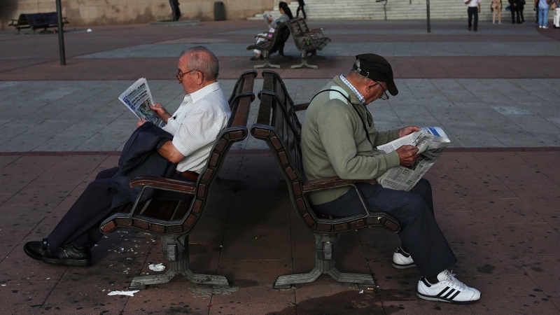 Unos pensionistas leen el periódico sentadados en un banco, en Madrid. REUTERS / Susana Vera