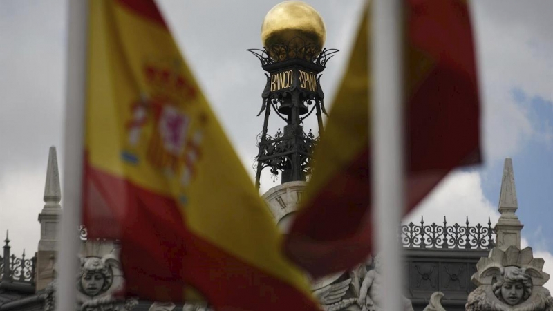 La cúpula del Banco de España entre banderas españolas. REUTERS/Sergio Pérez