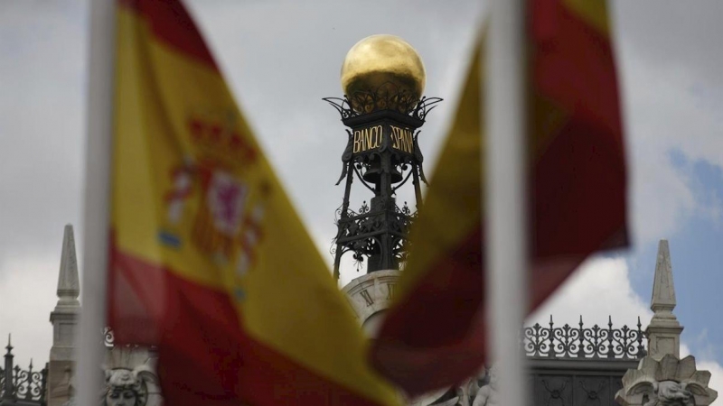 La cúpula del Banco de España entre banderas españolas. REUTERS/Sergio Pérez