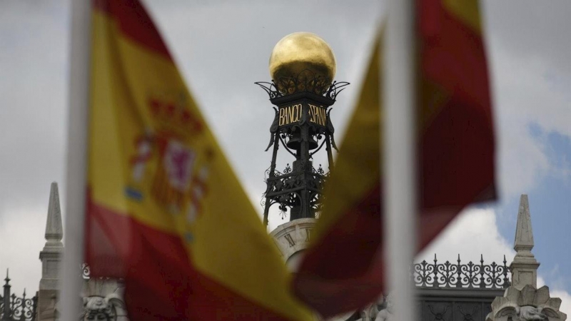 La cúpula del Banco de España entre banderas españolas. REUTERS/Sergio Pérez