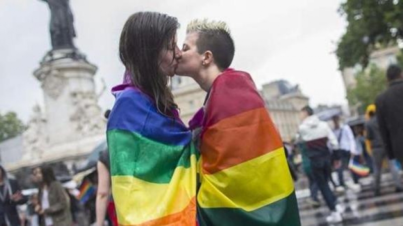 Dos mujeres lesbianas se besan durante el Orgullo Gay. / EFE