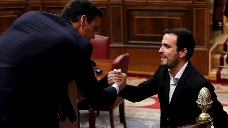 El coordinador de Izquierda Unida, Alberto Garzón (d), saluda al candidato a la Presidencia del Gobierno, Pedro Sánchez (i), tras su intervención ante el pleno del Congreso de los Diputados en la primera jornada de la sesión de investidura de Pedro Sánche