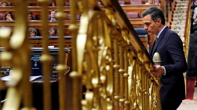 El candidato a la Presidencia del Gobierno, Pedro Sánchez, vuelve a su escaño tras una de sus intervenciones ante el pleno del Congreso de los Diputados en la primera jornada de la sesión de su investidura como presidente del Gobierno. EFE/Juan Carlos Hid