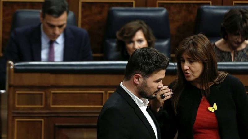 Conversa entre Laura Borràs i Gabriel Rufián al Congrés dels Diputats. EFE / Emilio Naranjo