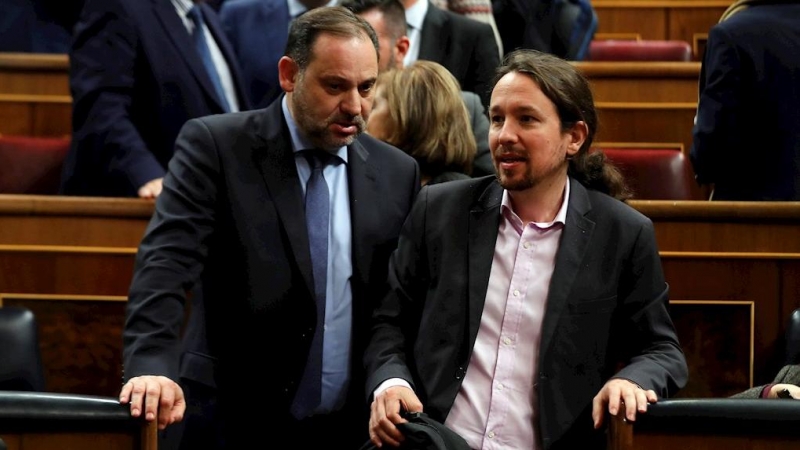 El lider de Podemos, Pablo Iglesias, junto al ministro de Fomento en funciones, José Luis Ábalos (i), en el pleno del Congreso de los Diputados tras finalizar la primera jornada de la sesión de investidura de Pedro Sánchez como presidente del Gobierno. EF