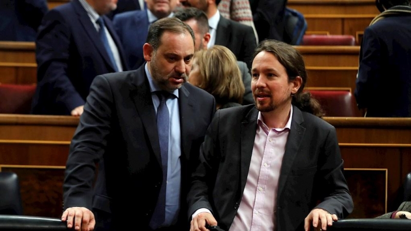 El lider de Podemos, Pablo Iglesias, junto al ministro de Fomento en funciones, José Luis Ábalos (i), en el pleno del Congreso de los Diputados tras finalizar la primera jornada de la sesión de investidura de Pedro Sánchez como presidente del Gobierno. EF