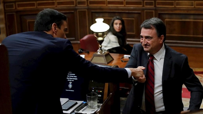 El portavoz del PNV, Aitor Esteban, durante su intervención ante el pleno del Congreso de los Diputados en la primera jornada de la sesión de investidura de Pedro Sánchez como presidente del Gobierno. EFE/Juan Carlos Hidalgo