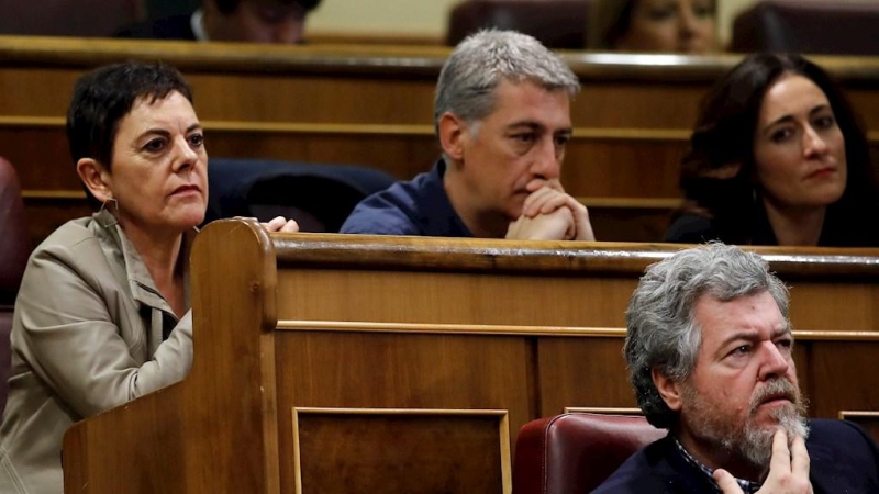 Los diputados de Bildu, Mertxe Aizpurua (i) y Oskar Matute (c), junto al diputado de Unidas Podemos Juan López de Uralde (d). EFE