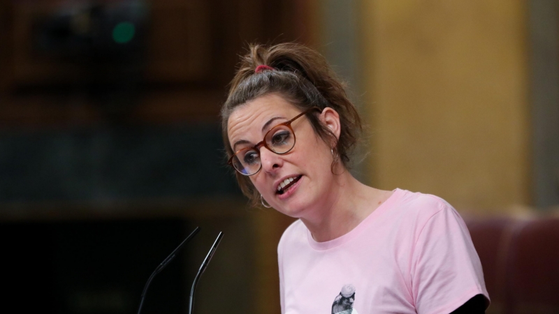 La diputada de la CUP, Mireia Vehí, interviene desde la tribuna del Congreso de los Diputados, en la segunda sesión del debate de investidura del candidato socialista a la Presidencia de Gobierno en la XIV Legislatura. EUROPA PRESS/Jesús Hellín