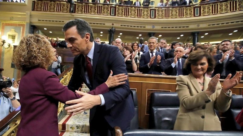 07/01/2020.- Pedro Sánchez, quien logró este martes la confianza del Congreso para un nuevo mandato como presidente del Gobierno, al lograr una estrecha mayoría de 167 votos a favor, 165 en contra y 18 abstenciones, felicitado por la presidenta del Congre