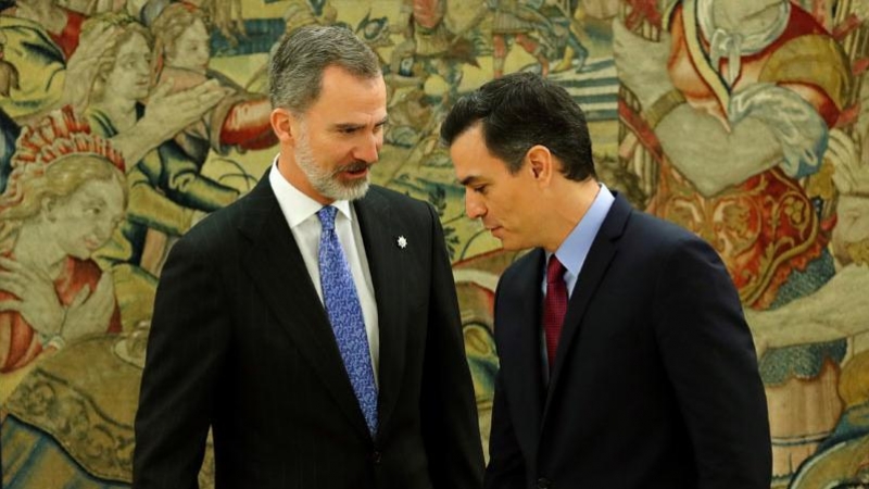 El rey Felipe VI y Pedro Sánchez conversan en el palacio de la Zarzuela. (JUAN CARLOS HIDALGO | EFE)