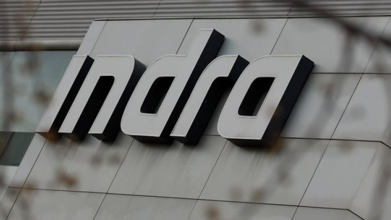 El logo de Indra en su sede en Alcobendas, en las afueras de Madrid. REUTERS/Sergio Pérez