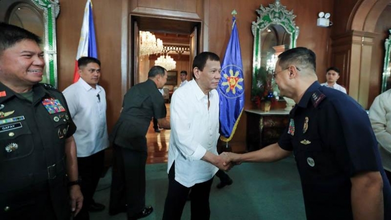 El presidente de Filipinas, Rodrigo Duterte, durante una reunión de seguridad en la sede del Gobierno. (EFE)