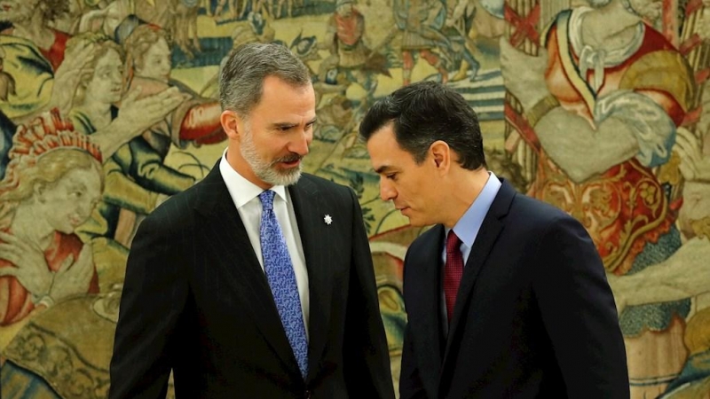 El presidente del Gobierno, Pedro Sánchez, y el rey Felipe VI, tras prometer su cargo en el Palacio de la Zarzuela en Madrid.- EFE/Juan Carlos Hidalgo POOL