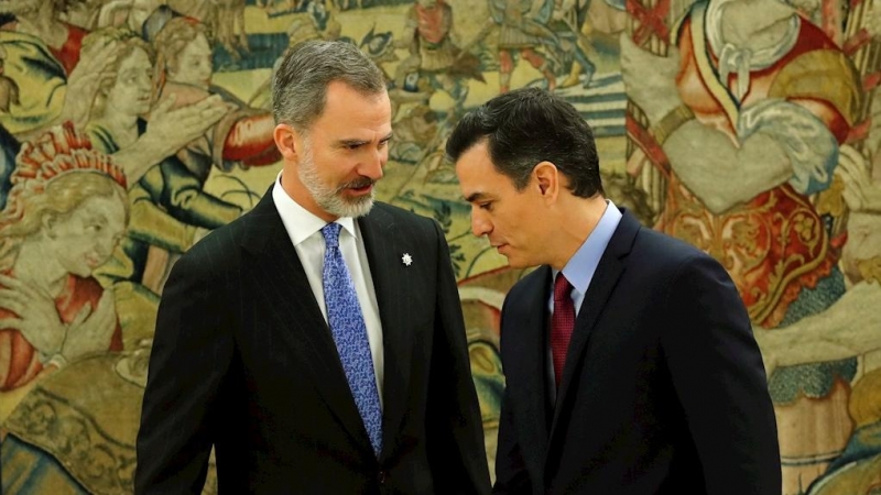 El presidente del Gobierno, Pedro Sánchez, y el rey Felipe VI, tras prometer su cargo en el Palacio de la Zarzuela en Madrid.- EFE/Juan Carlos Hidalgo POOL