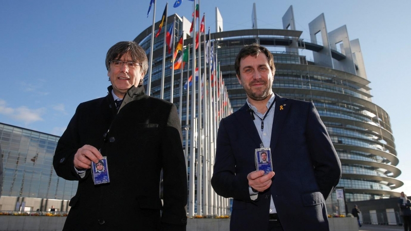 13/01/2020 - Carles Puigdemont y Toni Comín frente al Parlamento Europeo. / REUTERS