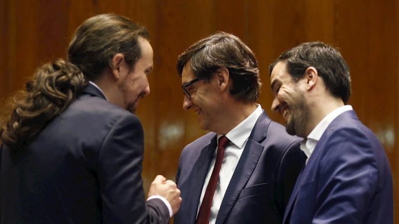 13/01/2020.- El nuevo ministro de Consumo, Alberto Garzón (d), el nuevo Vicepresidente de Derechos Sociales y Agenda 2030, Pablo Iglesias (i) y el nuevo ministro de Sanidad, Salvador Illa (c). / EFE - PACO CAMPOS