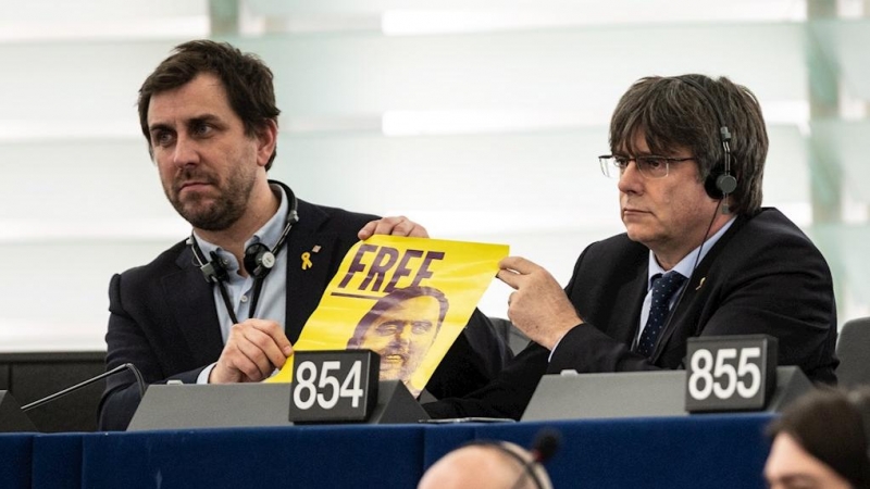Carles Puigdemont y Toni Comín muestran un cartel que reclama la libertad de Oriol Junqueras en el Parlamento Europeo./ EFE/EPA/PATRICK SEEGER