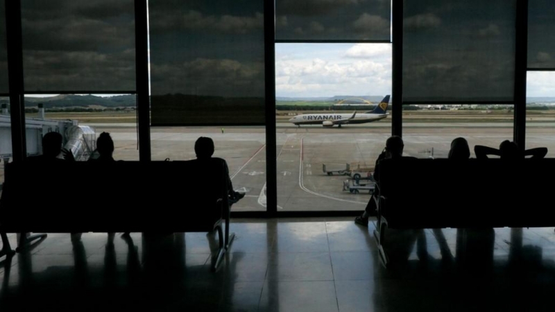 Pasajeros esperando su vuelo en el Aeropuerto de Madrid-Barajas Adolfo Suárez. AFP/Christof Stache