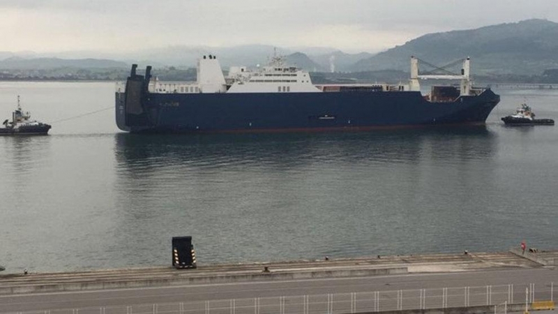 El barco saudí ‘Bahri Hofuf’ entra en el Puerto de Santander, con Peñacabarga al fondo. - EUROPA `PRESS